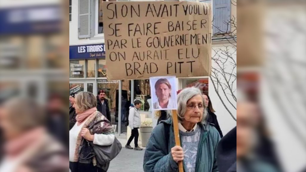 «Αν θέλαμε να μας γ… η κυβέρνηση, θα ψηφίζαμε τον Μπραντ Πιτ» – Πλακάτ διαδηλώτριας έγινε viral στη Γαλλία (φωτό)