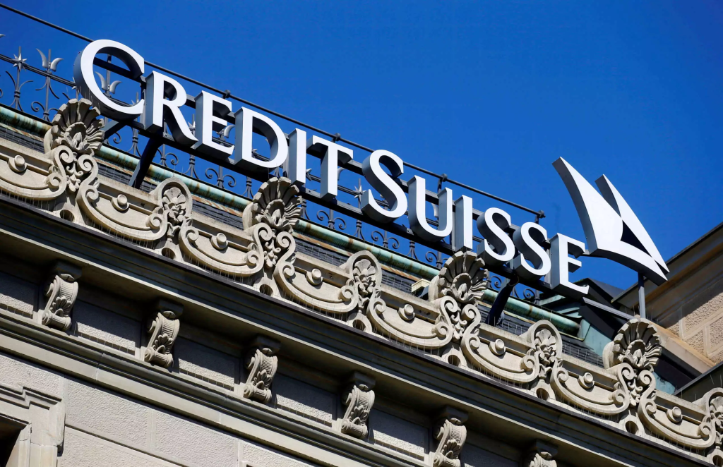 Σοβαρή η κατάσταση με τις ελβετικές τράπεζες: Πιέζουν την Credit Suisse να εξαγοραστεί – Τα προβλήματα μετά τις αμερικανικές πτωχεύσεις