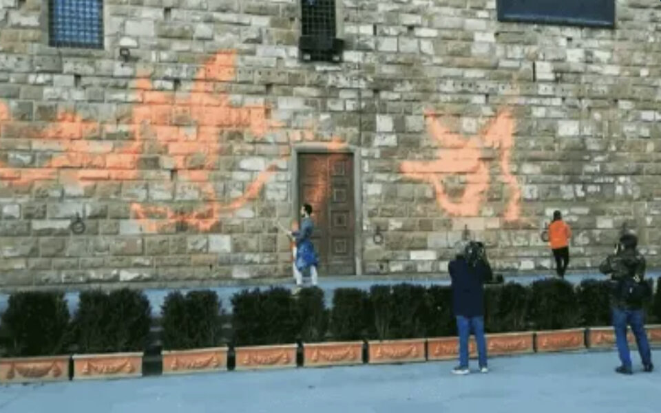 Ο δήμαρχος της Φλωρεντίας επιτίθεται σε ακτιβιστή που έριξε μπογιά στο Παλάτσο Βέκιο (βίντεο)