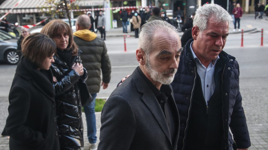 Δίκη Άλκη Καμπανού: «Δεν θα ζούσε ακόμα και αν η επίθεση γινόταν έξω από το νοσοκομείο» κατέθεσε η ιατροδικαστής