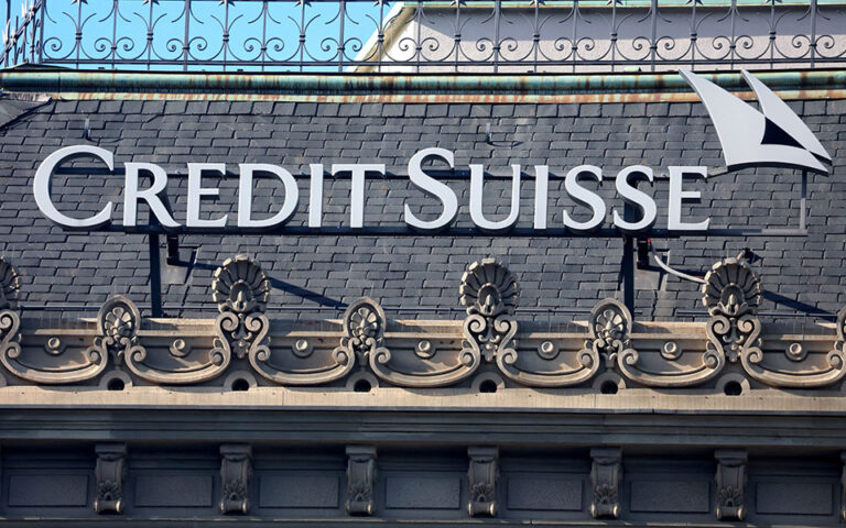 Credit Suisse: Πέφτουν οι μετοχές στα χρηματιστήρια – «Βουτιά» άνω του 60%