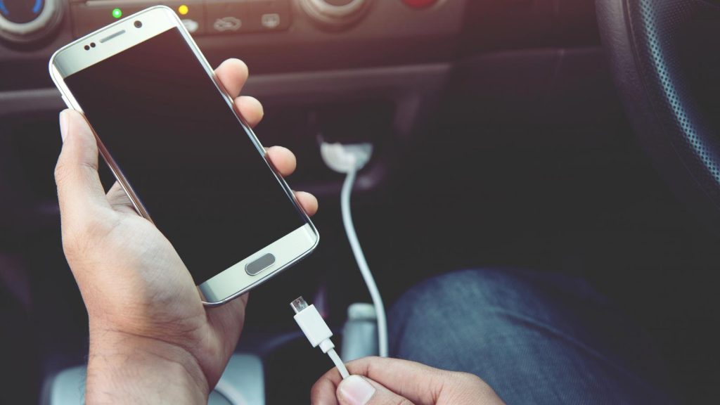 Καλύτερα να το ξανασκεφτείς: Ιδού ο λόγος που δεν πρέπει να φορτίζεις το κινητό σου στο αυτοκίνητο