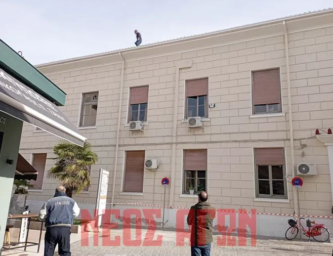 Καρδίτσα: Κατέβηκε ο πολίτης που απειλούσε να πέσει από τη στέγη του Δικαστηρίου