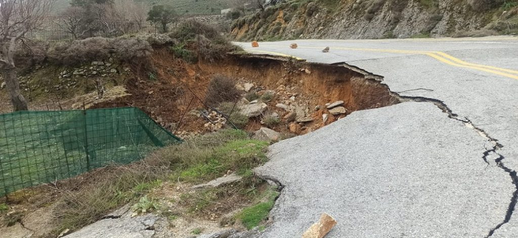 Υποχώρησε τμήμα του δρόμου σε χωριό της Κρήτης λόγω των έντονων βροχοπτώσεων (φώτο)