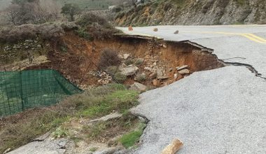 Υποχώρησε τμήμα του δρόμου σε χωριό της Κρήτης λόγω των έντονων βροχοπτώσεων (φώτο)