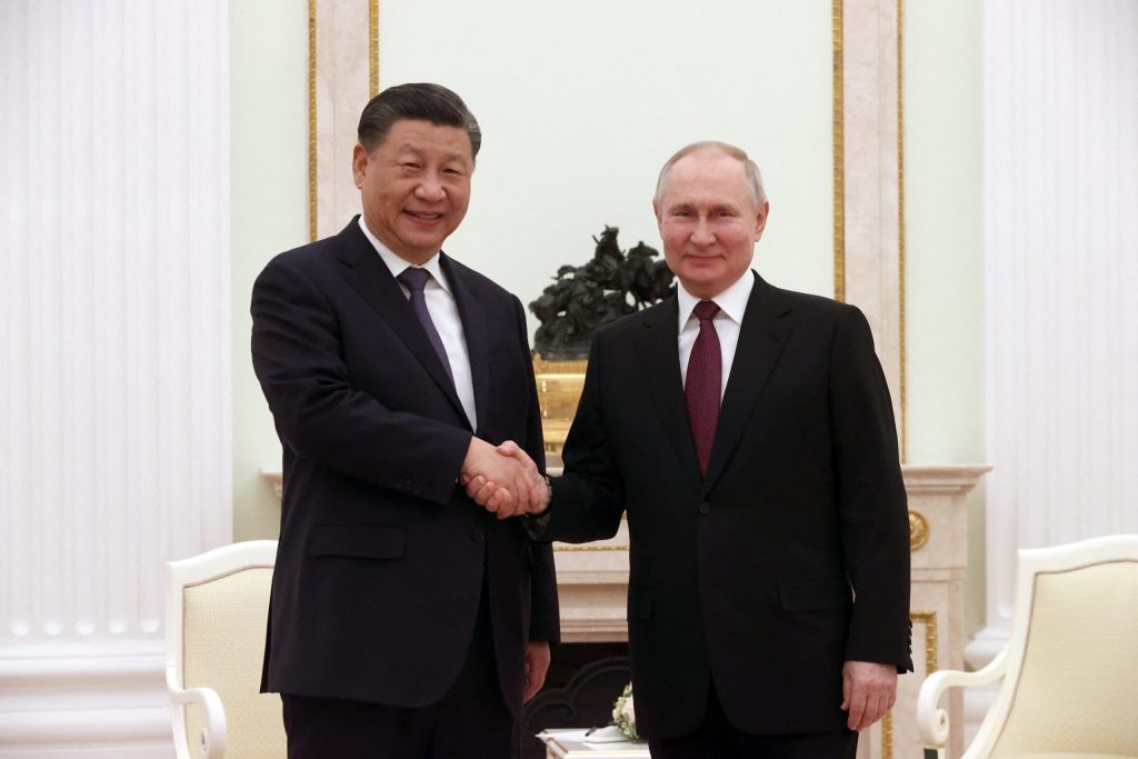 Ξεκίνησαν οι επίσημες συνομιλίες: Ο Βλαντίμιρ Πούτιν καλωσόρισε στο Κρεμλίνο τον Σι Τζινπίνγκ