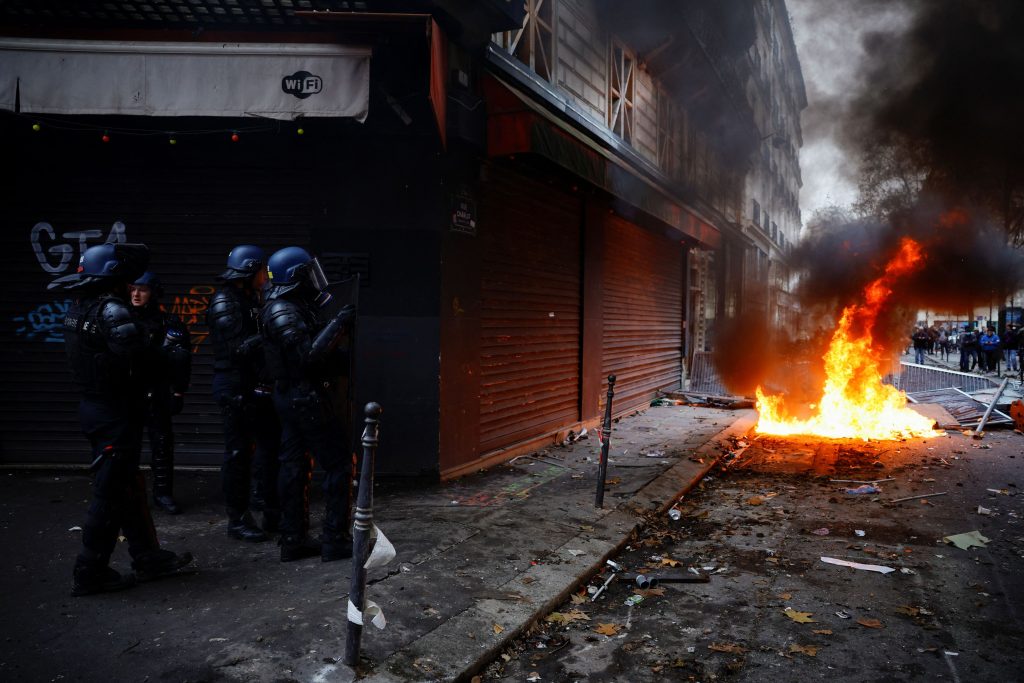 Επεισόδια στη Γαλλία: Αστυνομικός ρίχνει μπουνιά σε διαδηλωτή και τον αφήνει αναίσθητο (βίντεο) 