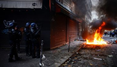 Επεισόδια στη Γαλλία: Αστυνομικός ρίχνει μπουνιά σε διαδηλωτή και τον αφήνει αναίσθητο (βίντεο) 