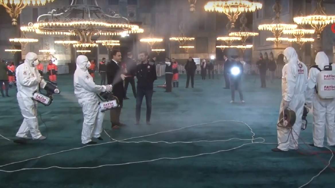Αγία Σοφία: Οι δημοτικές αρχές έκαναν… απολύμανση με ροδόνερο με εντολή Ερντογάν (βίντεο)