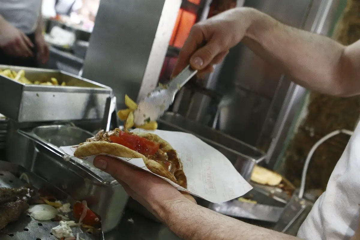 Ηράκλειο: Άγριος καβγάς σε σουβλατζίδικο – Συλλήψεις μετά από επεισόδιο με εργαζόμενη