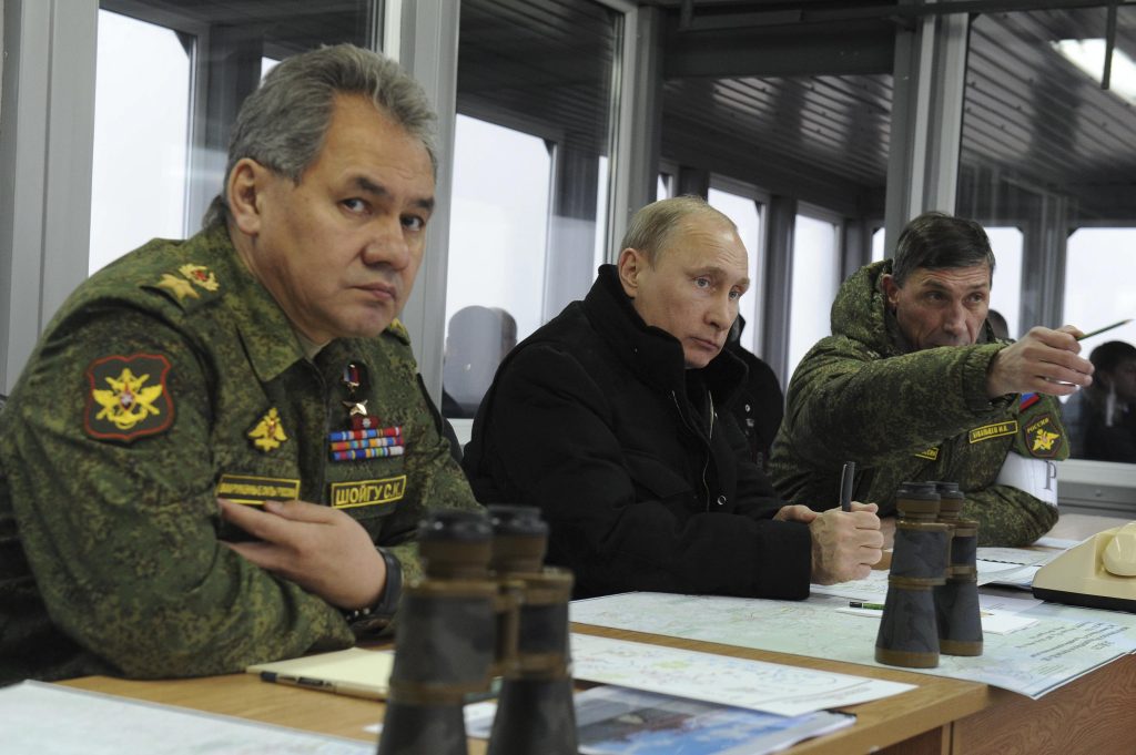Σ.Σοϊγκού στο ίδιο μήκος κύματος με Β.Πούτιν: «Θα υπάρξει απάντηση στα πυρομαχικά απεμπλουτισμένου ουρανίου»
