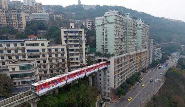 Το έκαναν και αυτό οι Κινέζοι: Τρένο περνά μέσα από πολυκατοικία (φωτο)
