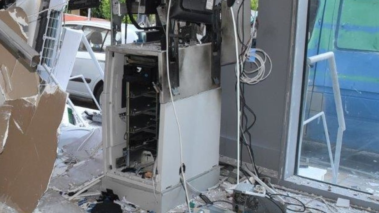 Χειροπέδες σε δύο άνδρες που ανατίναζαν ΑΤΜ για να τα ληστέψουν – Πώς δρούσαν (φώτο-βίντεο)