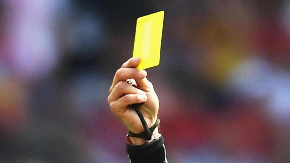 Πολωνία: Διαιτητής μοίρασε αδιακρίτως κίτρινες κάρτες σε αγώνα πρώτης κατηγορίας (βίντεο)