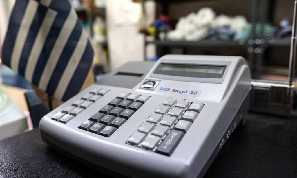 ΑΑΔΕ: Αντίστροφη μέτρηση για διασύνδεση των ταμειακών μηχανών με τα POS