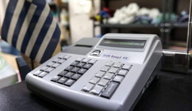 ΑΑΔΕ: Αντίστροφη μέτρηση για διασύνδεση των ταμειακών μηχανών με τα POS