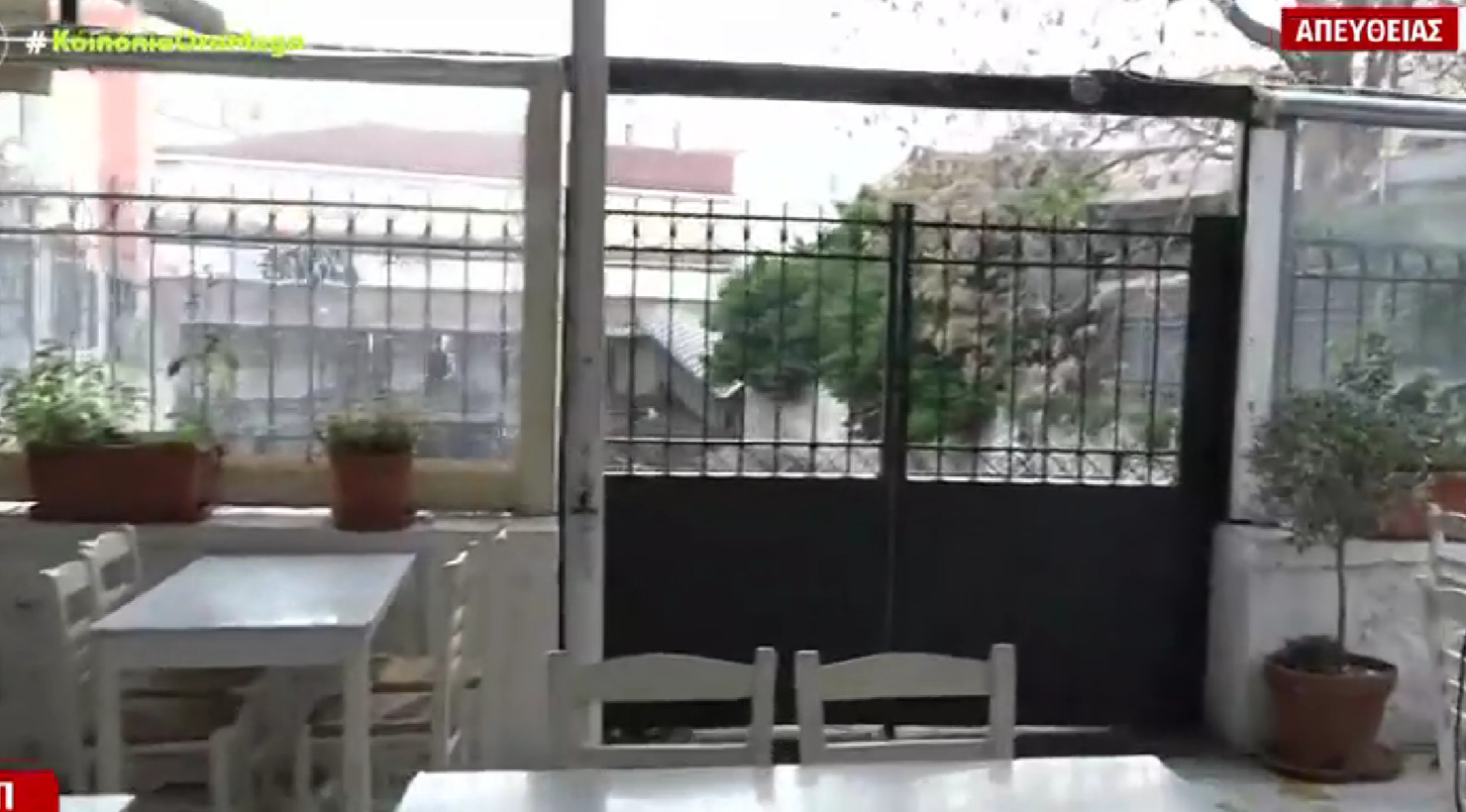 Πάνω σε καφετέρια πέφτει η… έξοδος κινδύνου του σταθμού του ΗΣΑΠ στο Μοναστηράκι (βίντεο)