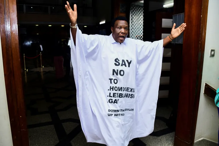 Ουγκάντα: Σαρωτική νομοθεσία κατά των ομοφυλόφιλων – 10 χρόνια κάθειρξη σε όσους συνάπτουν ομοφυλοφιλικές σχέσεις