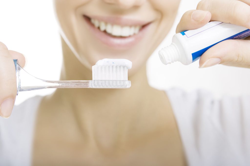 Οδοντίατροι αποκαλύπτουν τα 4 λάθη που κάνουμε όλοι μας στο βούρτσισμα των δοντιών