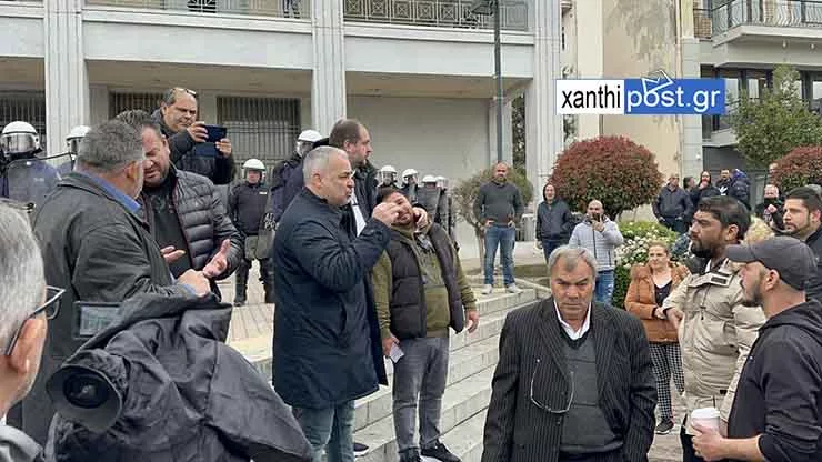 Έγκλημα στην Ξάνθη: Κάτοικοι συγκεντρώθηκαν έξω από το Δημαρχείο στο Δροσερό – «Θέλουμε δικαιοσύνη»