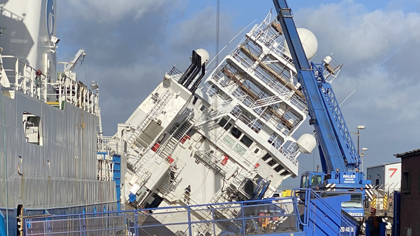 Σκωτία: Πλοίο έπεσε από πλατφόρμα επισκευών στο λιμάνι του Εδιμβούργου – 25 τραυματίες (βίντεο)