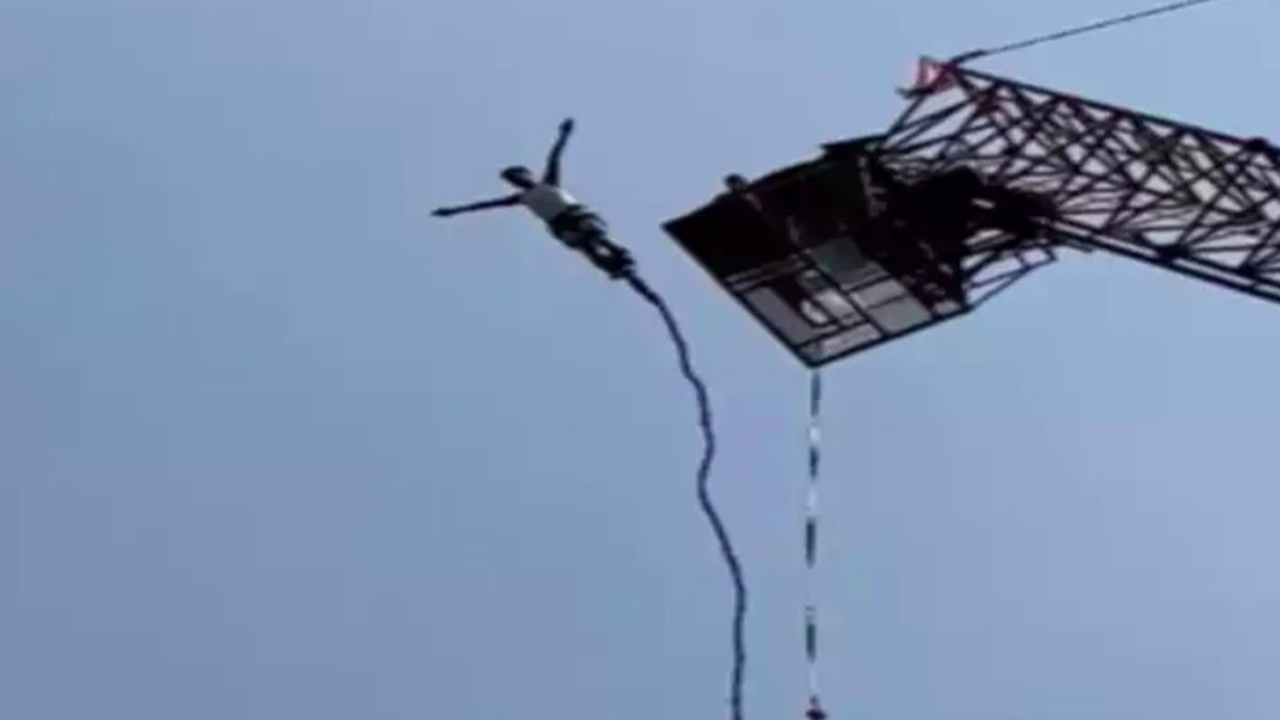 Τρομακτικό ατύχημα στην Ταϊλάνδη: Έσπασε το σχοινί ενώ έκανε bungee jumping (βίντεο)