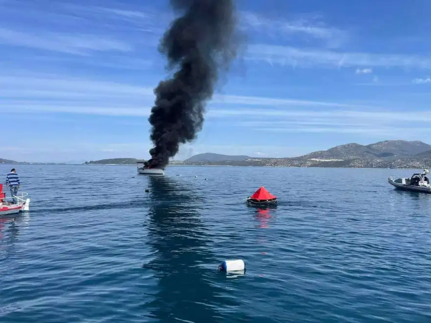 Στις φλόγες «τυλίχτηκε» θαλαμηγός ανοιχτά της Νικιάνας στη Λευκάδα (φωτο)