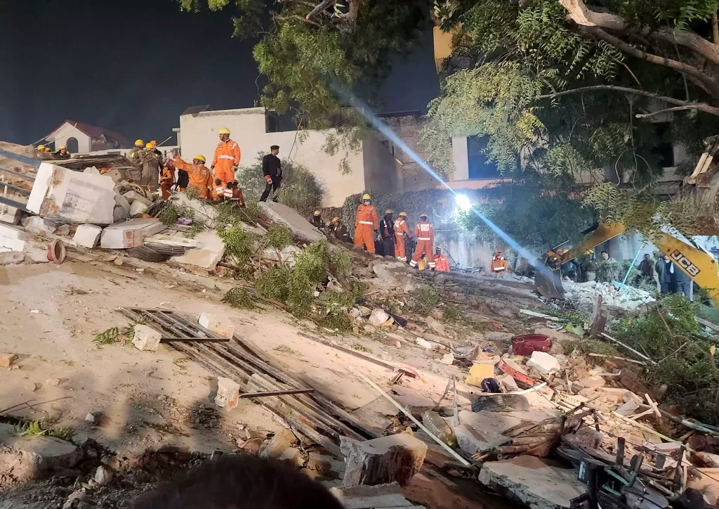 Τρεις νεκροί και έξι τραυματίες από κατάρρευση κτιρίου στην Ινδία