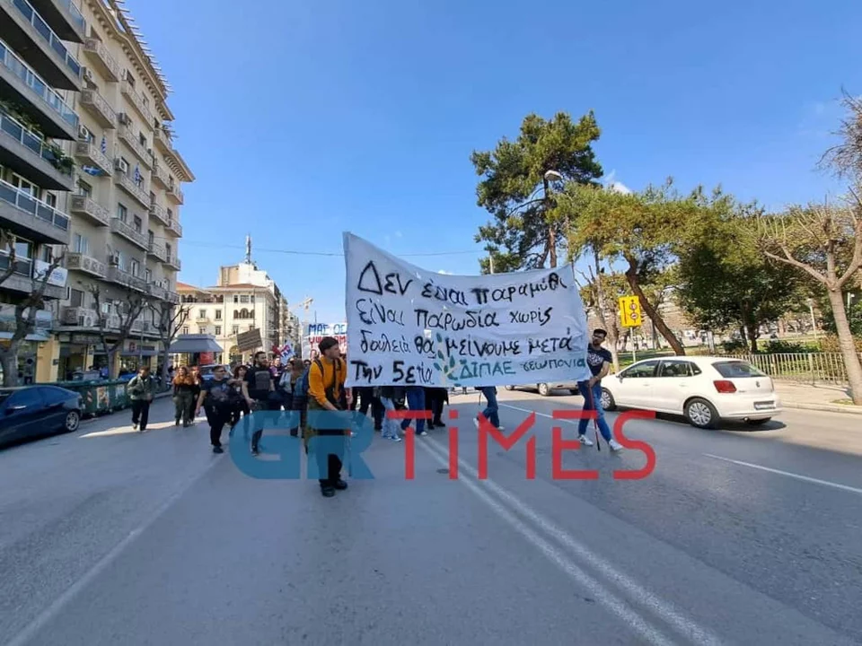 Πορεία διαμαρτυρίας κατά της κυβέρνησης από φοιτητές στη Θεσσαλονίκη (φωτό)