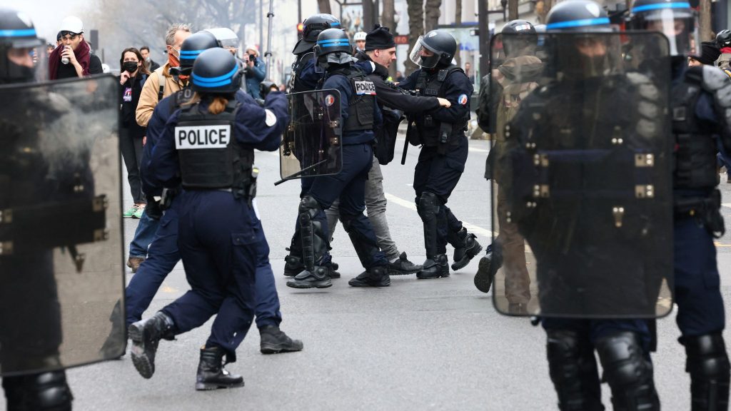Διαδηλώσεις στο Παρίσι: Αστυνομικοί τραβούν συνάδελφό τους για να τον σώσουν από το εξαγριωμένο πλήθος (βίντεο)