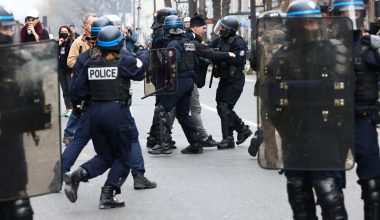 Διαδηλώσεις στο Παρίσι: Αστυνομικοί τραβούν συνάδελφό τους για να τον σώσουν από το εξαγριωμένο πλήθος (βίντεο)