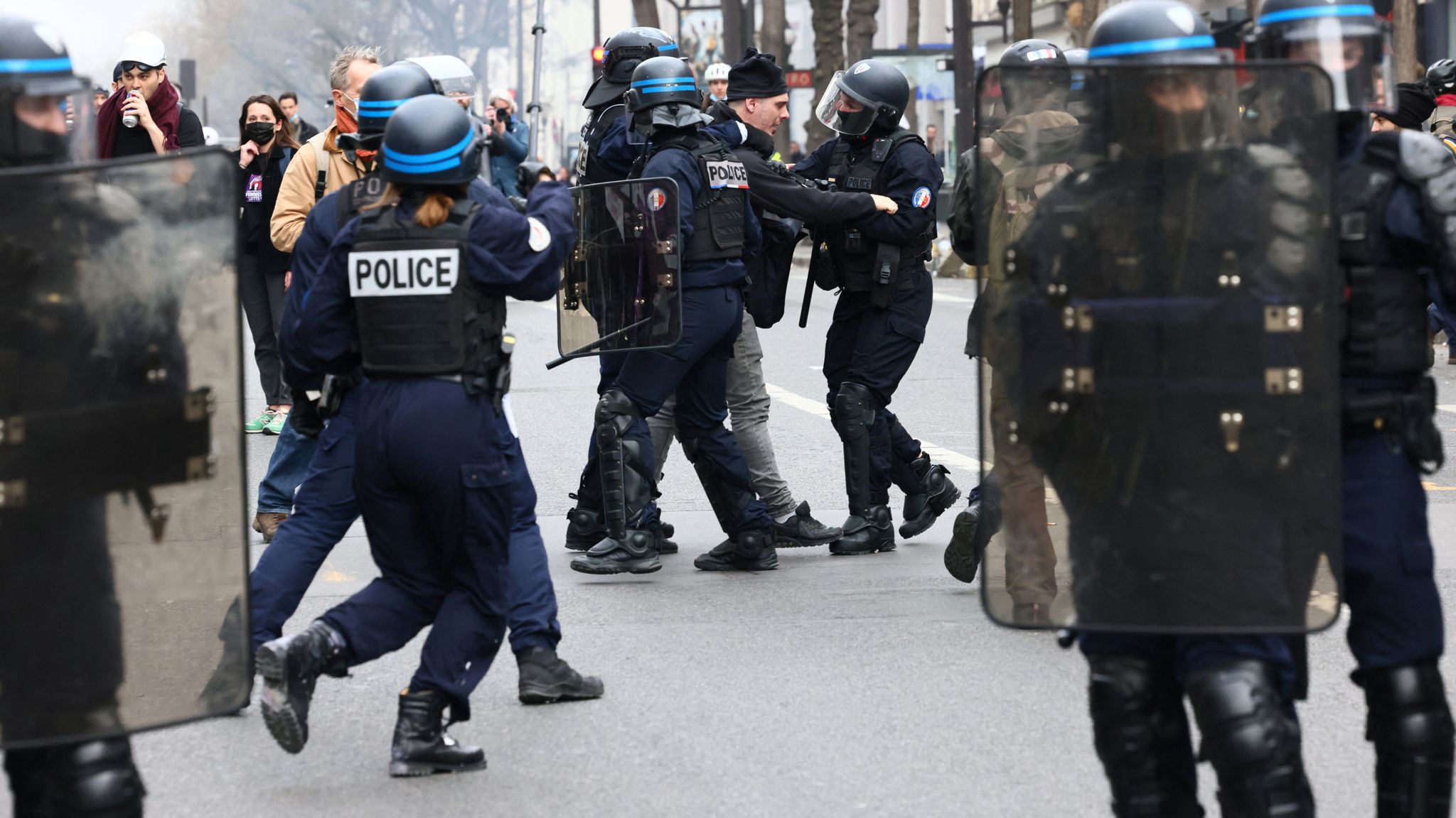 Διαδηλώσεις στο Παρίσι: Αστυνομικοί τραβούν συνάδελφό τους για να τον σώσουν από το εξαγριωμένο πλήθος (βίντεο)