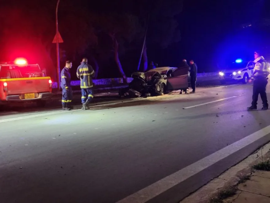 Βάρκιζα: Σοβαρό τροχαίο με πολυτελές αυτοκίνητο (φωτο)