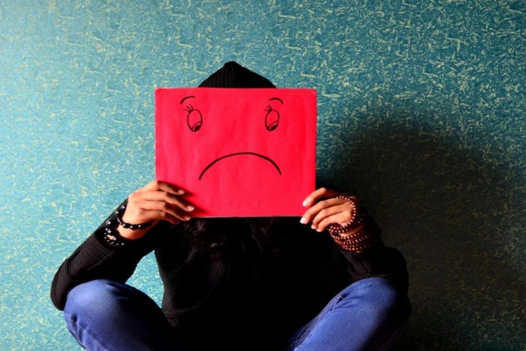 Κατάθλιψη: Τα 6 σημάδια ότι κάποιος «κρύβει» τα συμπτώματα που περνάει