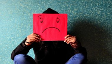 Κατάθλιψη: Τα 6 σημάδια ότι κάποιος «κρύβει» τα συμπτώματα που περνάει