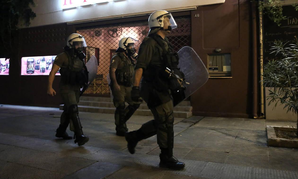 Εξάρχεια: Χειροπέδες σε 17χρονο Πολωνό που απείλησε αστυνομικούς των ΜΑΤ με ψεύτικο όπλο