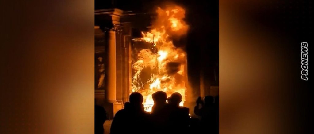 Εκτροχιάζεται η κατάσταση στην Γαλλία: Στις φλόγες παραδόθηκε το ιστορικό δημαρχείο του Μπορντώ (βίντεο)