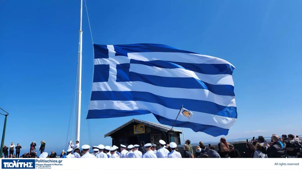 Χίος: Υψώθηκε τεράστια ελληνική σημαία στο λιμάνι – Εντυπωσιακό βίντεο