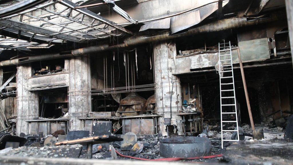 Νέα Σμύρνη: Βρέθηκαν υπολείμματα από εμπρηστικό μηχανισμό στο εστιατόριο που κάηκε ολοσχερώς