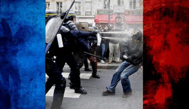 Σε «εμπόλεμη ζώνη» μετατράπηκε η Γαλλία: Μάχες σώμα με σώμα και «προσωπικές μονομαχίες» μεταξύ Γάλλων διαδηλωτών και αστυνομικών (βίντεο)
