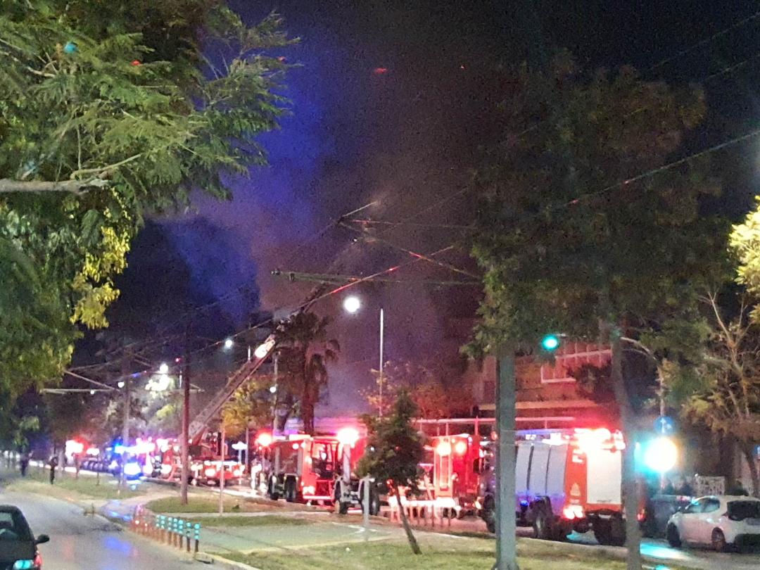 Νέα Σμύρνη: Κάτοικος περιγράφει τη στιγμή της φωτιάς σε εστιατόριο – «Πυροβόλησαν τα τζάμια και πέταξαν γκαζάκια μέσα»