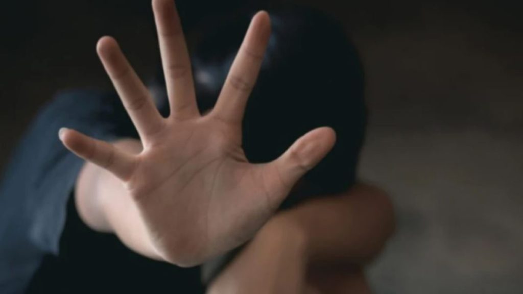 Λακωνία: Η μητέρα της 13χρονης που γέννησε το παιδί του βιαστή της λέει ότι «θα ήθελε να μεγαλώσει εκείνη το μωρό»