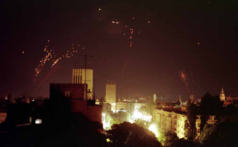 Σαν σήμερα: Το ΝΑΤΟ ξεκινά τον βομβαρδισμό της Γιουγκοσλαβίας
