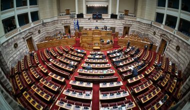 Έγκλημα στα Τέμπη: Στη Βουλή το νομοσχέδιο για τα μέτρα στήριξης συγγενών θυμάτων