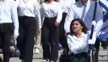 Θεσσαλονίκη: Συγκίνησε η 17χρονη Μαρία που παρέλασε σημαιοφόρος με αναπηρικό αμαξίδιο στην Πολίχνη