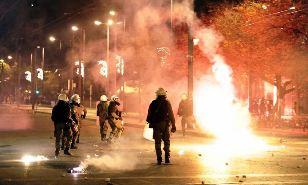 Ομάδα ατόμων πέταξε πέτρες και μολότοφ σε αστυνομικούς έξω από το Πολυτεχνείο