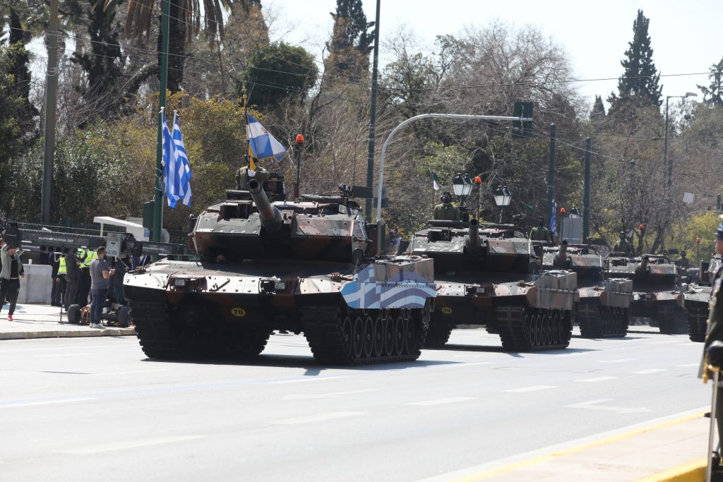 Ξεκίνησε η μεγάλη στρατιωτική παρέλαση της Αθήνας για τους εορτασμούς της Εθνεγερσίας (Live)