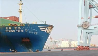 Μεθυσμένος πλοηγός έριξε φορτηγό πλοίο σε προβλήτα στην Ταϊβάν (βίντεο)
