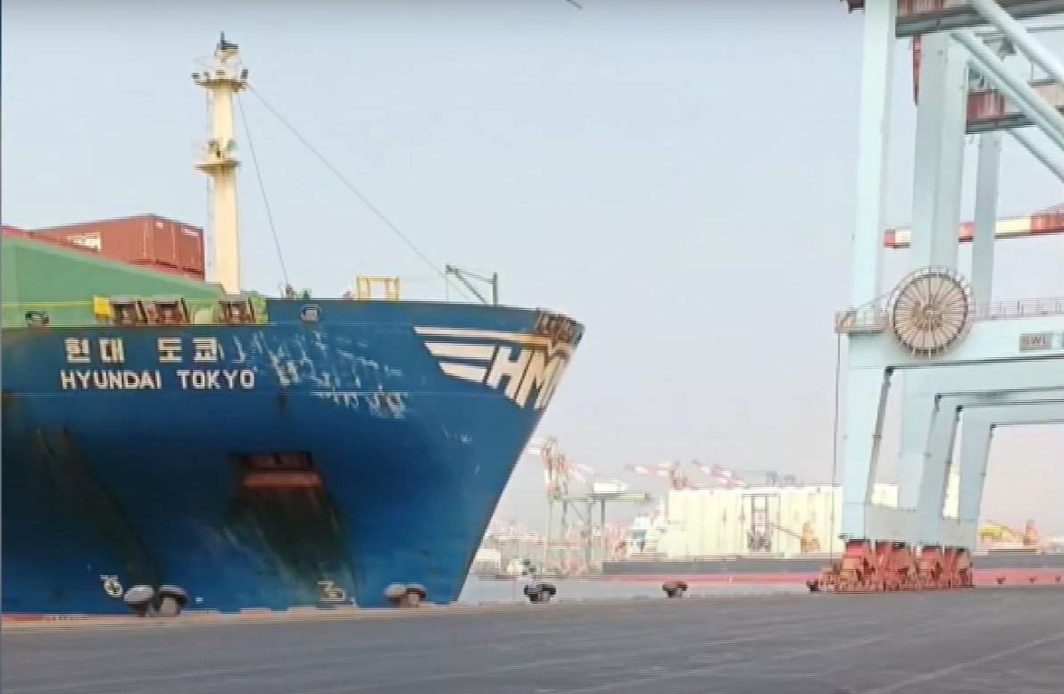 Μεθυσμένος πλοηγός έριξε φορτηγό πλοίο σε προβλήτα στην Ταϊβάν (βίντεο)