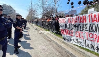 25η Μαρτίου: Διαμαρτυρία για το έγκλημα στα Τέμπη στην παρέλαση της Θεσσαλονίκης (βίντεο)